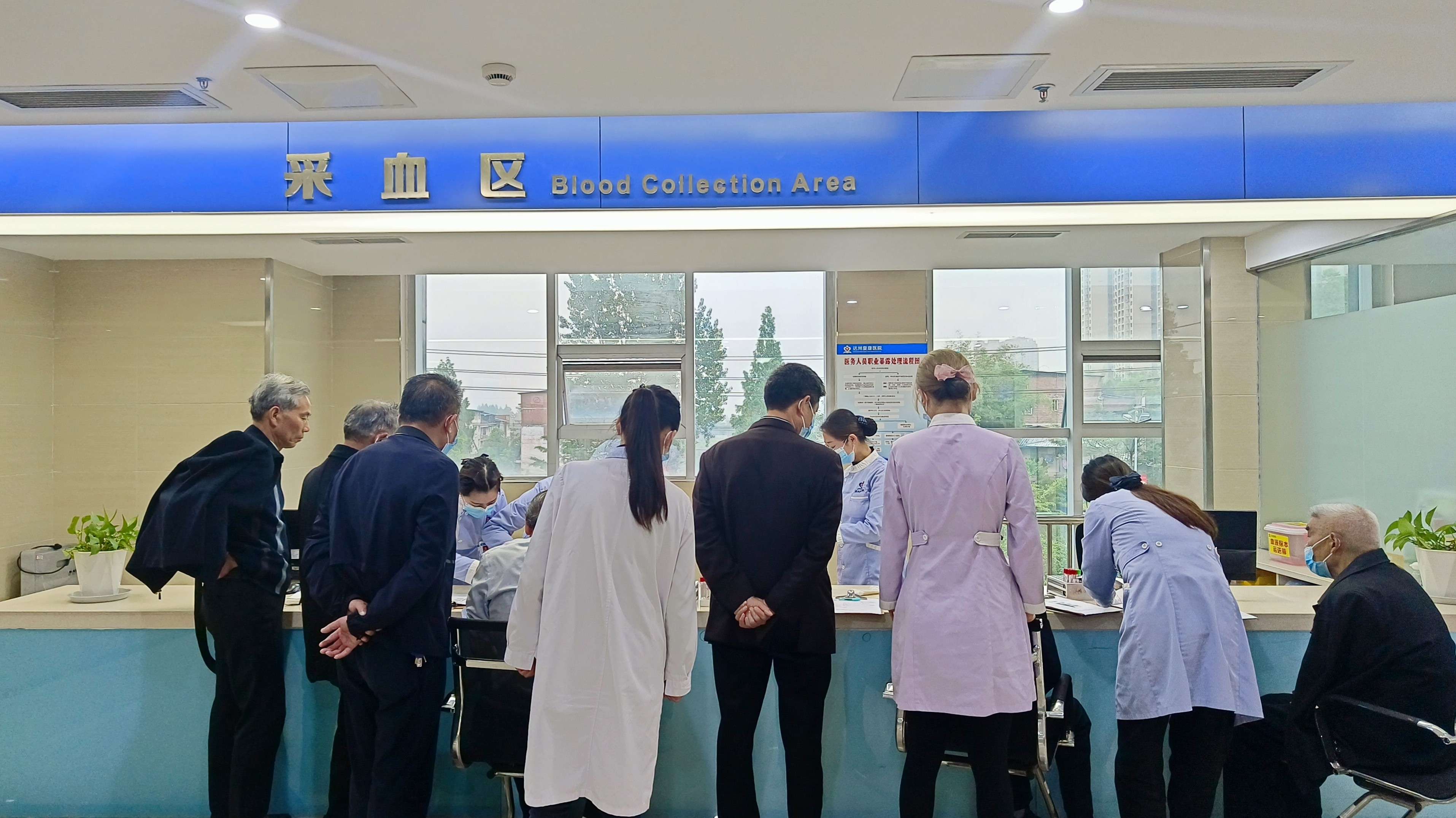 开江县委老干部局组织一百多名老干部来达州复康医院进行2023年度健康体检
